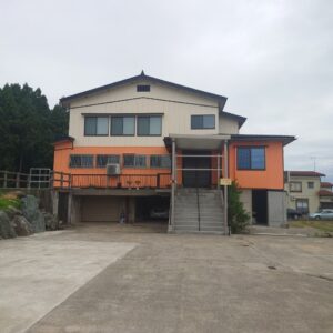 学童併用の住宅。イメージカラーのオレンジの塗装を施しました。